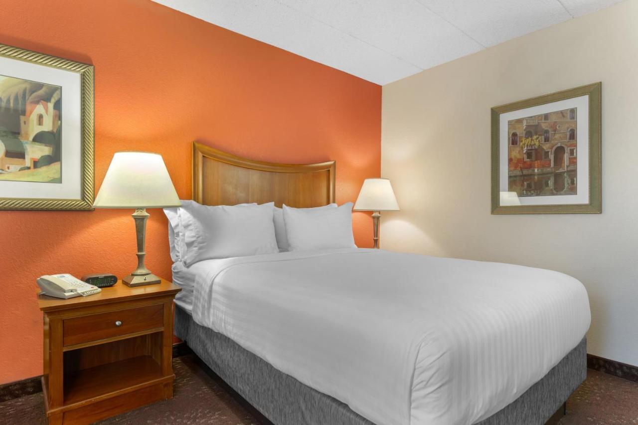 Holiday Inn Express Chicago-Downers Grove By Ihg Exterior foto